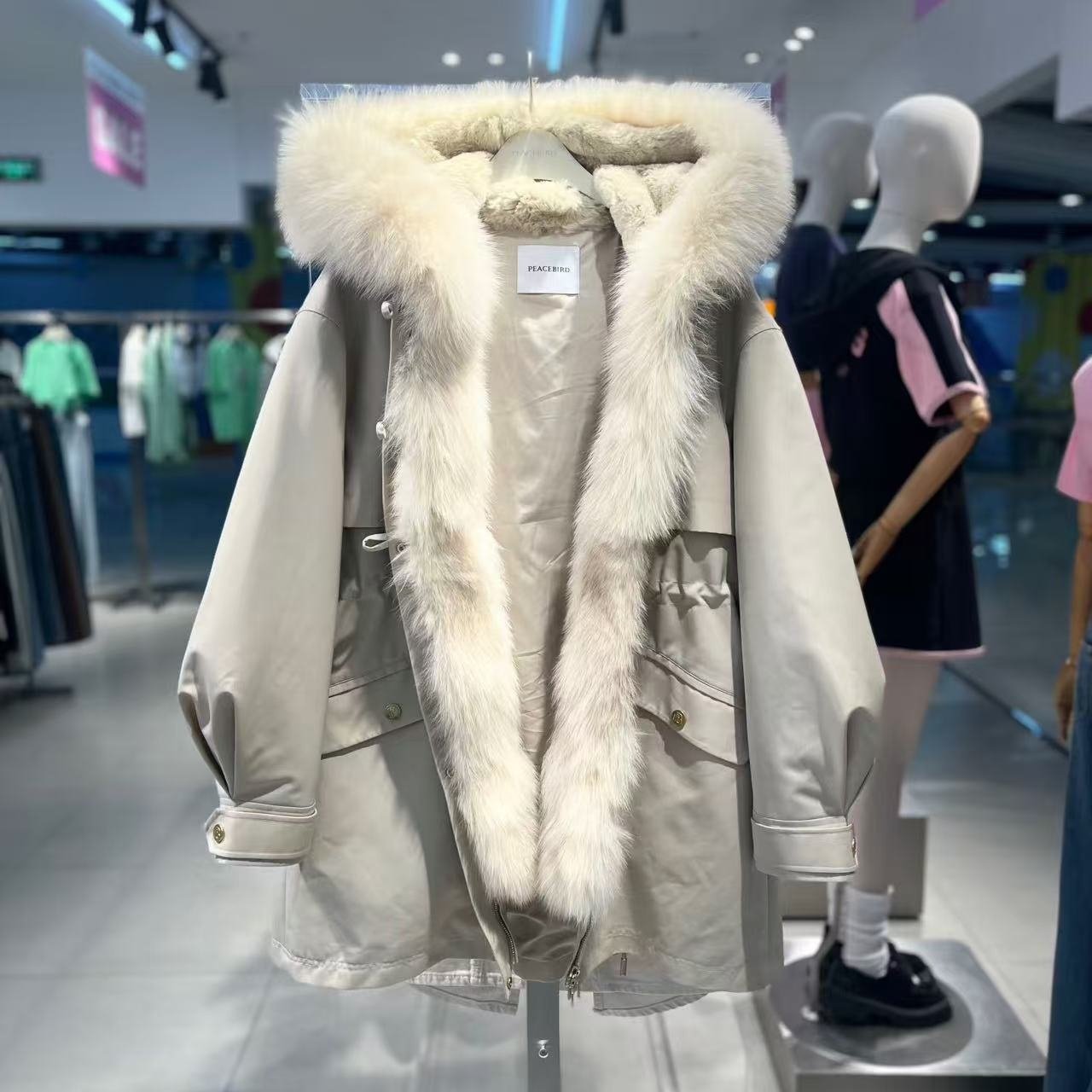 太平鸟女装2025冬季新款可拆卸牛角扣派克服皮草外套A1ADD443371