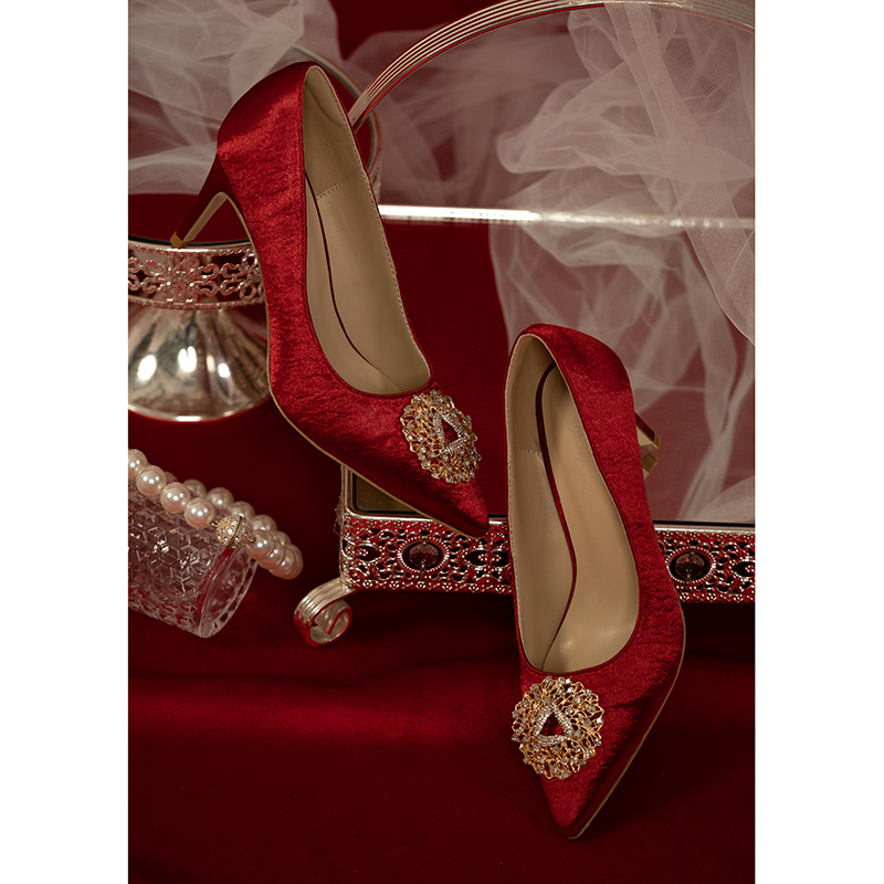 薮椿水钻扣尖头细跟高跟鞋婚鞋