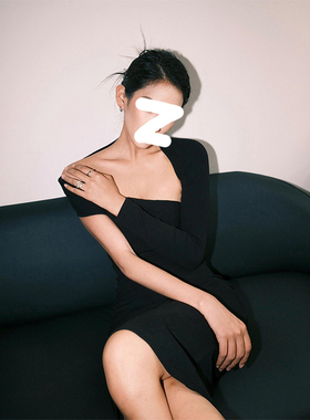 K2 ONLINESTORE 法式黑色单边袖露背连衣裙女高级感气质修身长裙