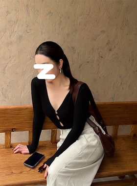 K2 ONLINESTORE 纯欲风镂空v领长袖打底衫女黑色修身显瘦百搭上衣