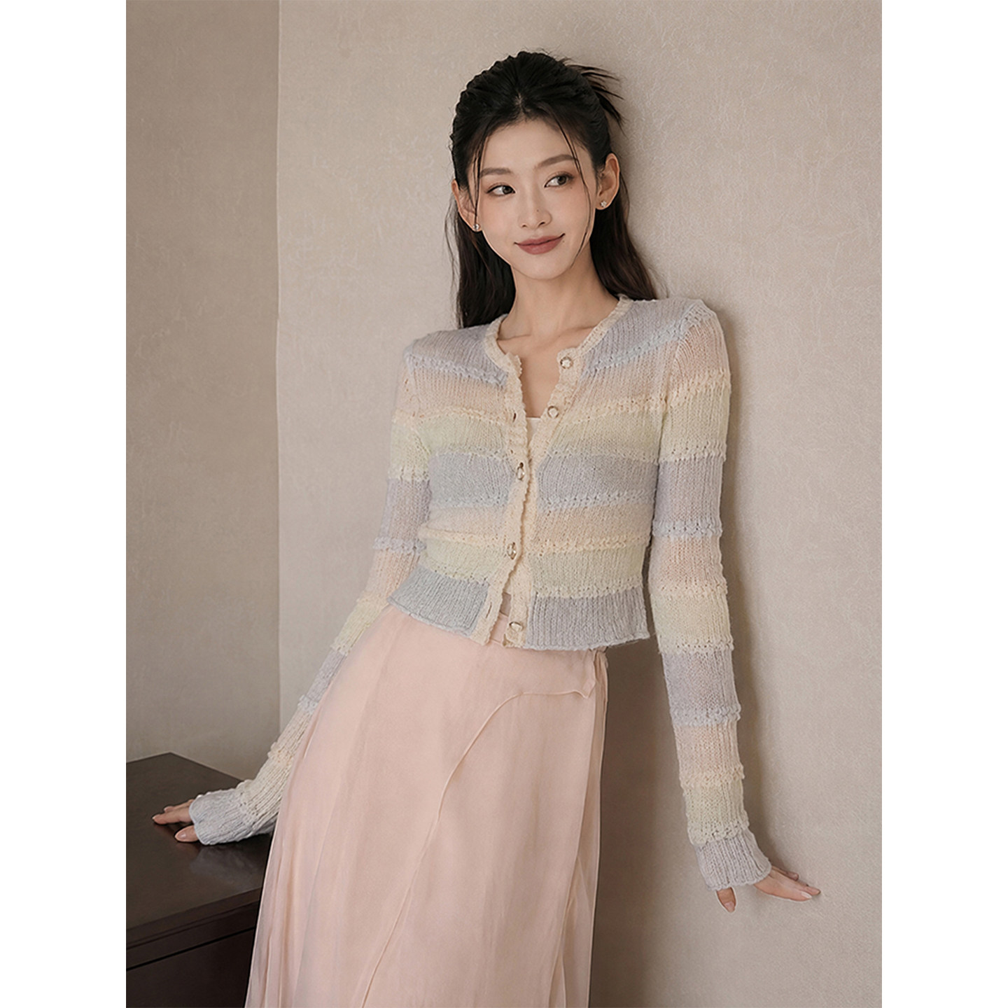 K2 ONLINESTORE 温柔氛围感撞色镂空圆领针织开衫女别致短款上衣