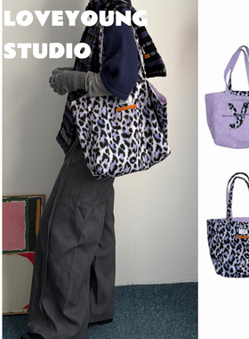 loveyoung原创“无人束缚” 紫色豹纹慵懒风大容量单肩托特包