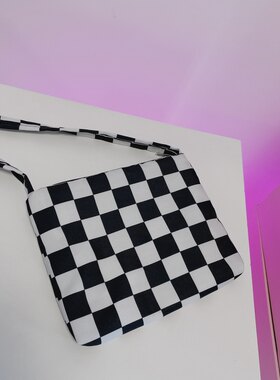 原创黑白色卡通风辣妹棋盘格子