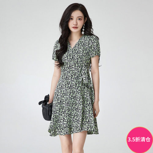 碎花V领收腰中裙连衣裙