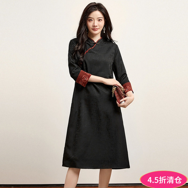 2025年秋装Outlets专柜 高端KB系列刺绣图案中长裙国风立领连衣裙