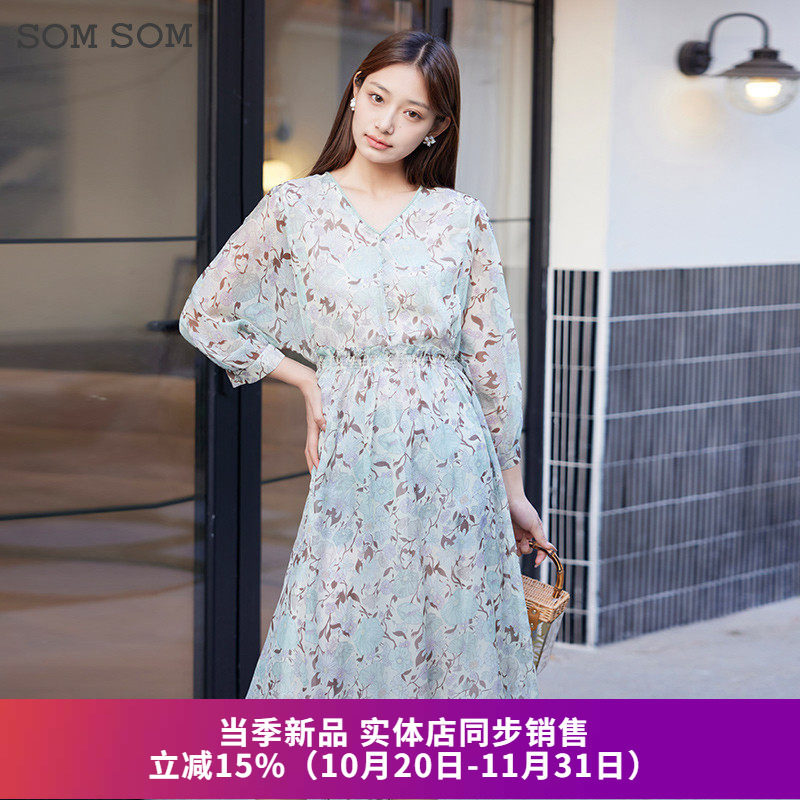 收腰中长V领碎花连衣裙
