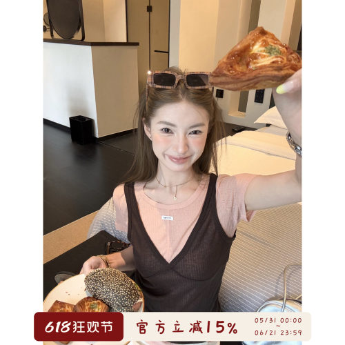 圆领显瘦T恤+V领性感吊带两件套