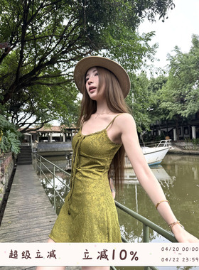 oooodd  绿野仙踪肌理感压花吊带连衣裙女夏海边度假绝美收腰短裙