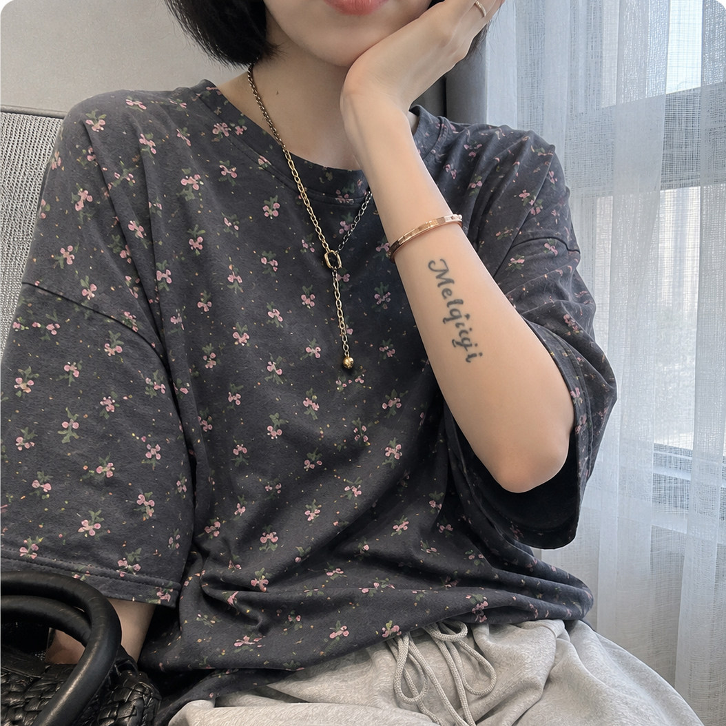 韩国东大门女装夏季大版宽松慵懒风满印粉色小花深灰色落肩短袖T