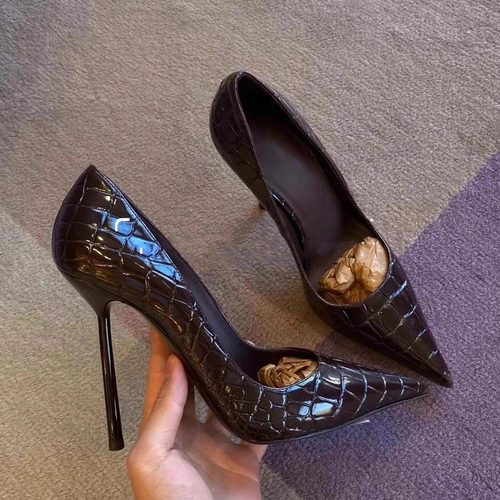 御姐风咖色鳄鱼纹尖头高跟鞋
