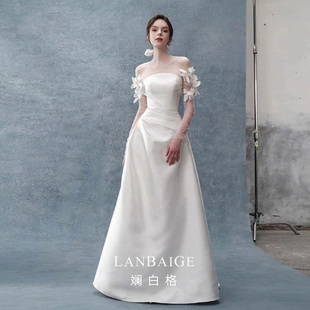 【孤品特卖】法式简约缎面一字肩轻婚纱花朵小拖尾高级定制