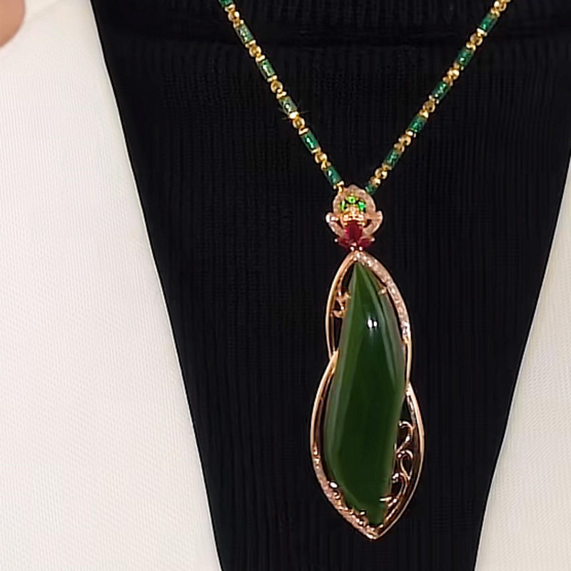 天然和田碧玉珠宝吊坠项链18k金项坠镶嵌真金真钻浓绿底925银链