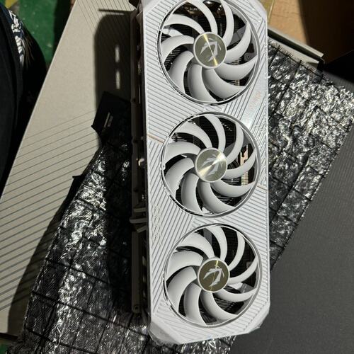 索泰RTX5090 OC白色的风扇散热器，包含:风扇挡片(议价）