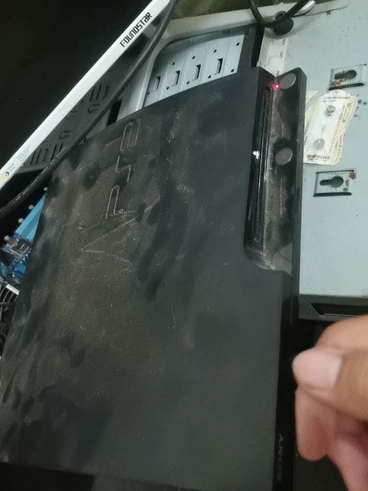 PS3游戏机型号2512b实物拍摄通电亮红灯没有硬盘