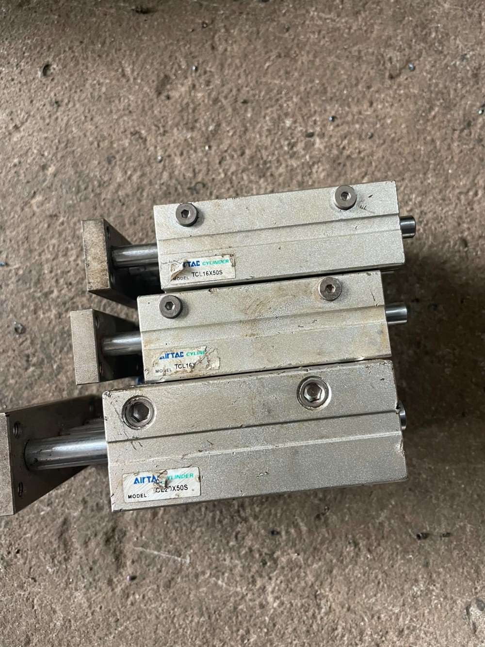 亚德克.三轴三杆导杆气缸.TCL16x50s有两个.20X5