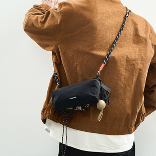 小众2025新款潮水瓶包男女同款户外登山斜挎包轻便多层小挎包