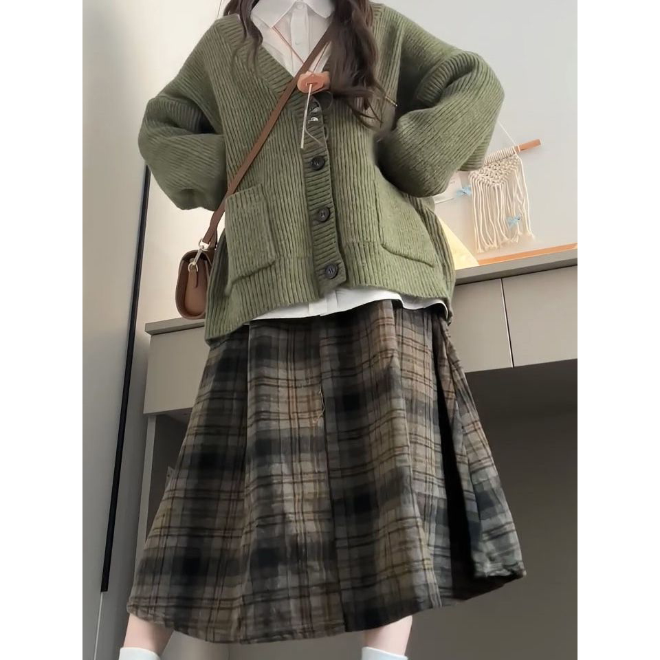 针织毛衣开衫+白衬衫+格纹半身裙