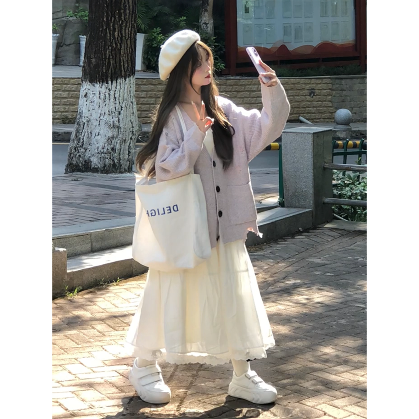 小个子白色吊带连衣裙搭软糯毛衣