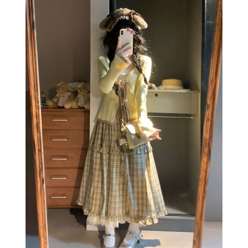 黄色针织开衫+格纹松紧腰半身裙