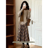 高级感时髦卡其色斗篷毛衣女春秋格纹半身裙搭配保暖围巾三件套装