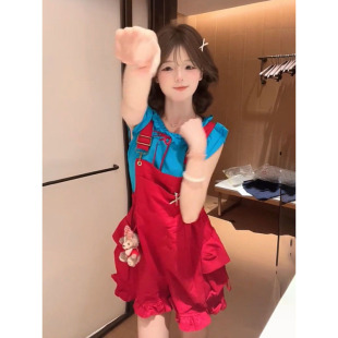 搭配蓝色上衣两件套穿搭 休闲温柔甜美可爱学院多巴胺红色背带短裤