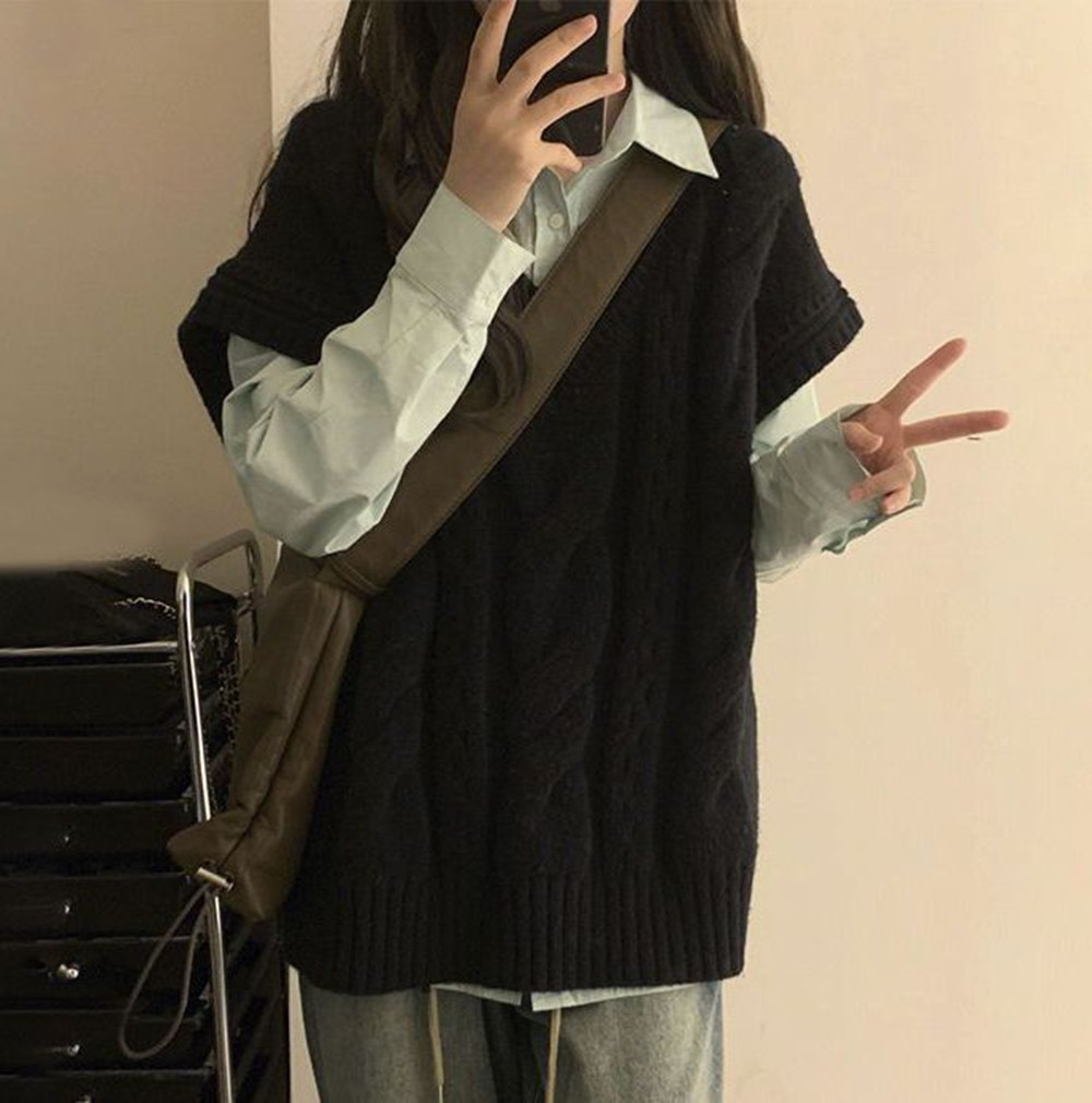 V领麻花针织马甲外搭+长袖衬衫