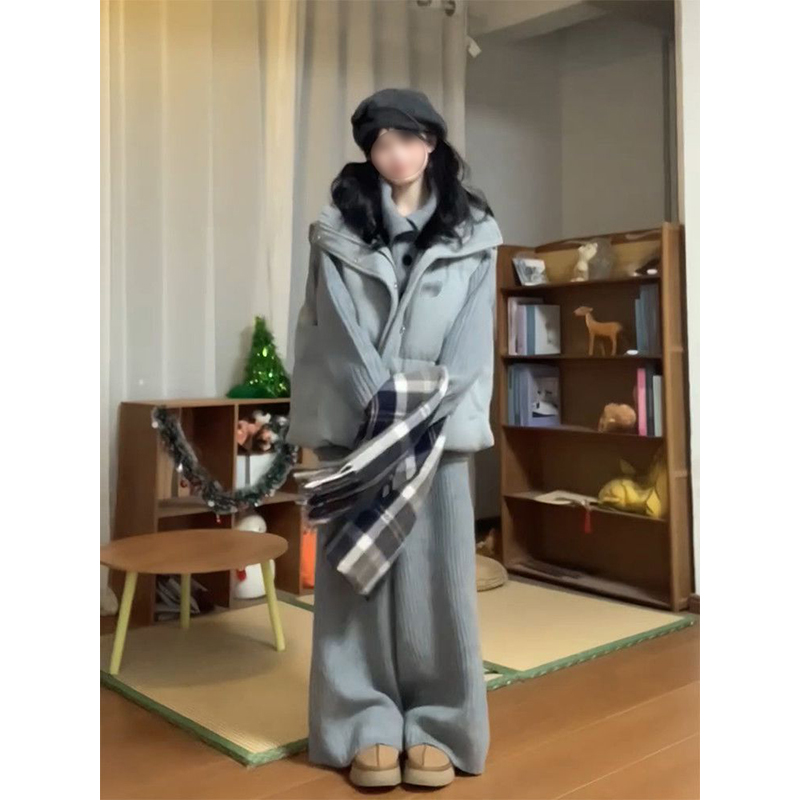 灰色长裤+针织开衫+棉服马甲外套
