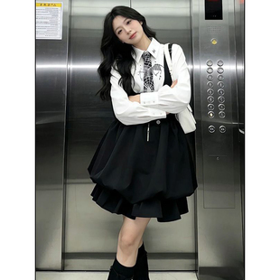 清纯风黑白经典穿搭印花衬衫女春秋搭配氛围感背带花苞短裙两件套