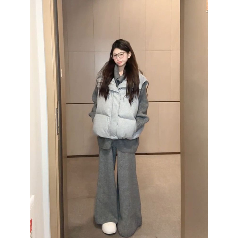 灰色长裤+棉服马甲+针织开衫毛衣