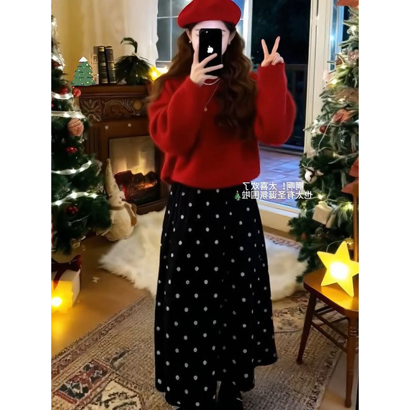 红色毛衣搭配高腰波点半身裙