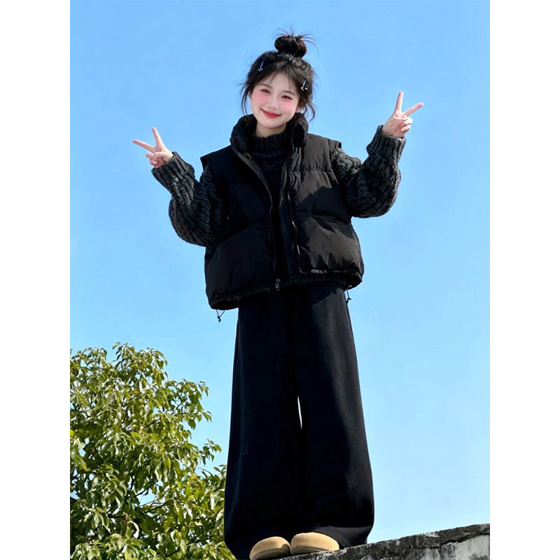 针织衫毛衣+棉衣马甲+黑色长裤