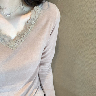 秋上新单穿叠穿都好nice简约日常百搭磨毛抓绒蕾丝拼接V领打底衫