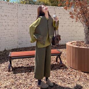 九b176 设计感女打底衫 894 2025秋季 分绿色复古木耳边拼接甲马套装