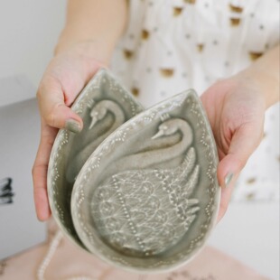日器·吉泽窑 作家益子烧手作天鹅花朵童话少女动物餐盘餐具礼物