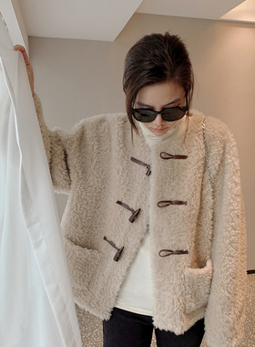 UONE手工定制羊羔毛外套女2021冬季宽松羊角扣上衣短款小香风单排