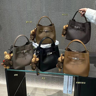 康泰娜2025新款大容量秋冬爆款百搭时尚荔枝纹牛皮高级轻奢水桶包