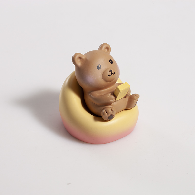 熬夜小棕熊桌面治愈小摆件情绪稳定搞笑中控台显示器卡通公仔礼物