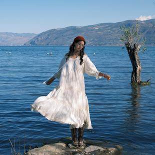 波西米亚米白色宽松连衣裙刺绣拼接度假风超大裙摆泡泡袖 长裙超仙