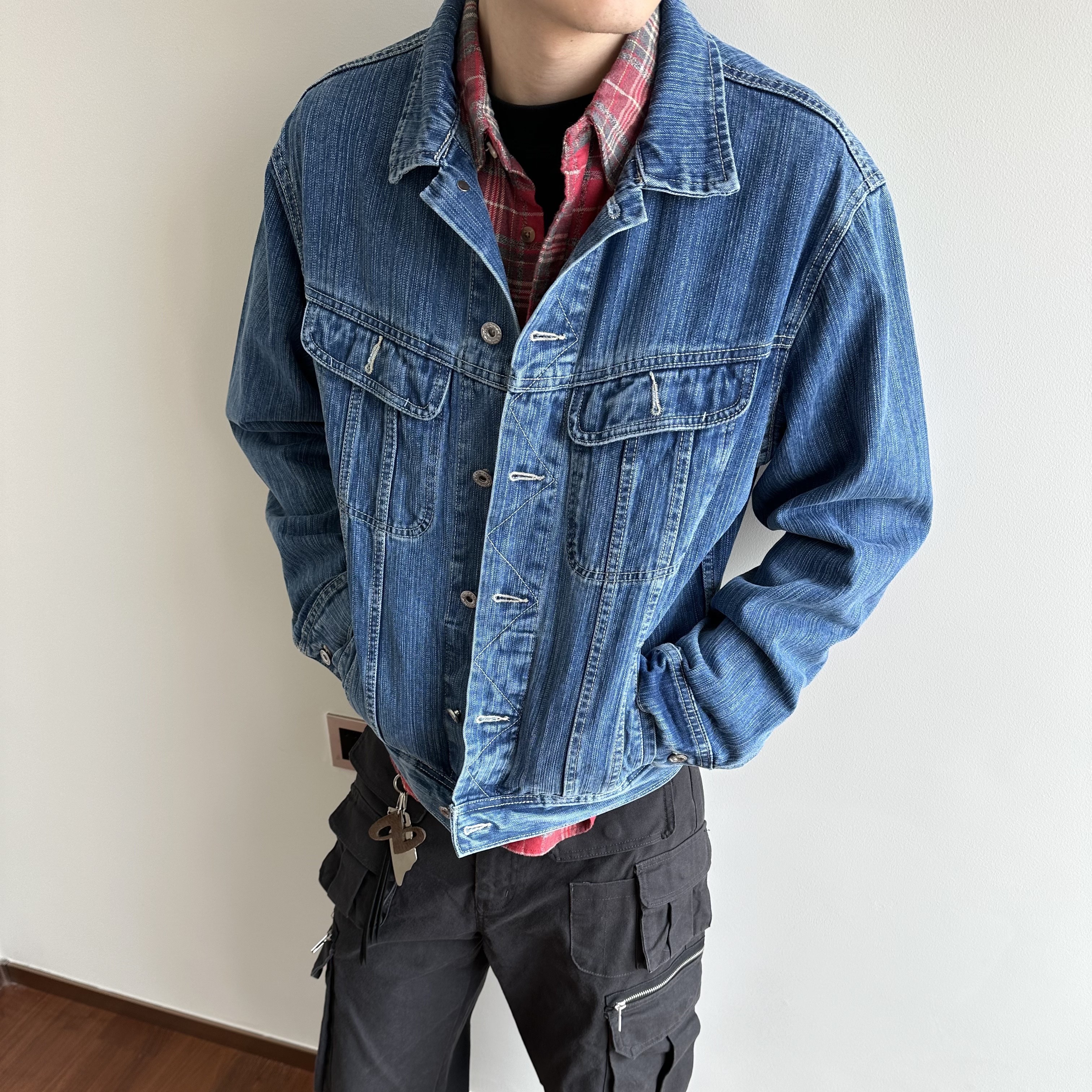 蓝色肌理感复古水洗纹路牛仔夹克