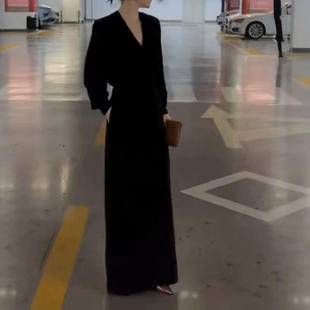 新款 新秋季御姐黑色长袖气质V领长款连衣裙女单件涤纶中腰宽松型
