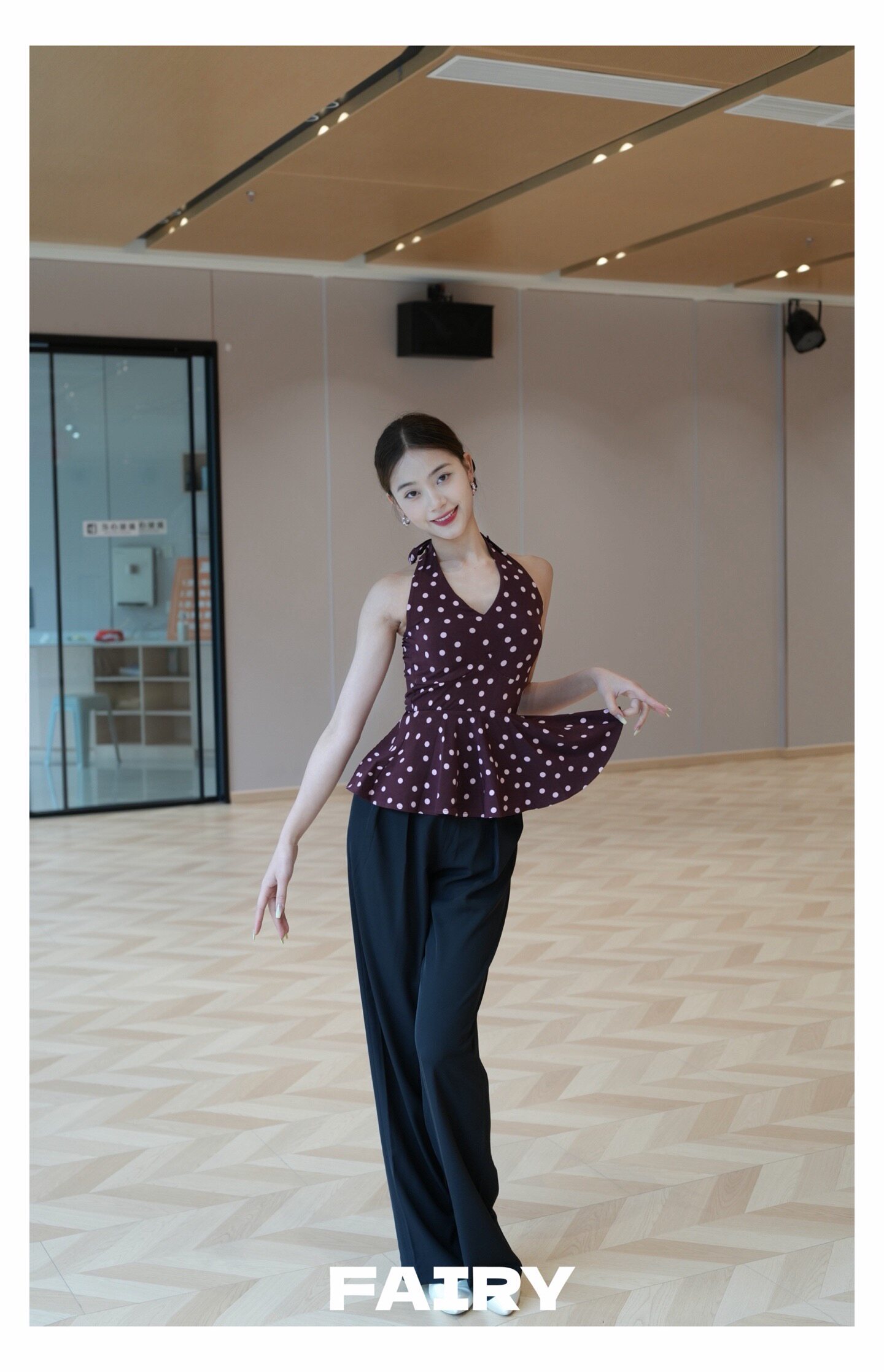 Fairy拉丁摩登舞服女新款波点挂脖遮肉吊带含胸垫