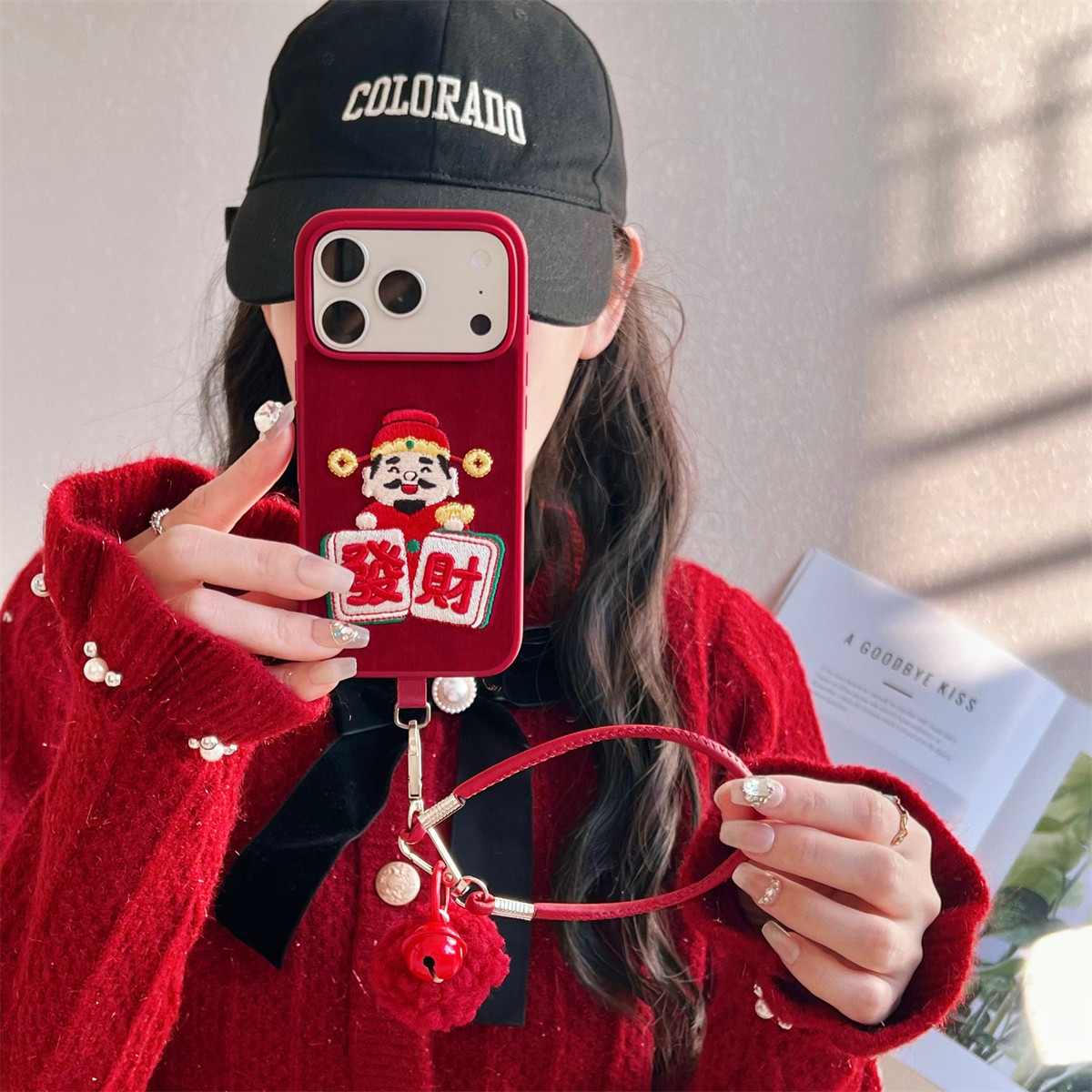 加尔 新年款红色绒布刺绣麻将發財财神爷适用苹果17ProMax手机壳iphone15新款16pro秋冬款14pro防摔13保护套,3C数码配件,手机保护套/壳,淘宝优惠券,粉丝福利购,淘宝优惠卷