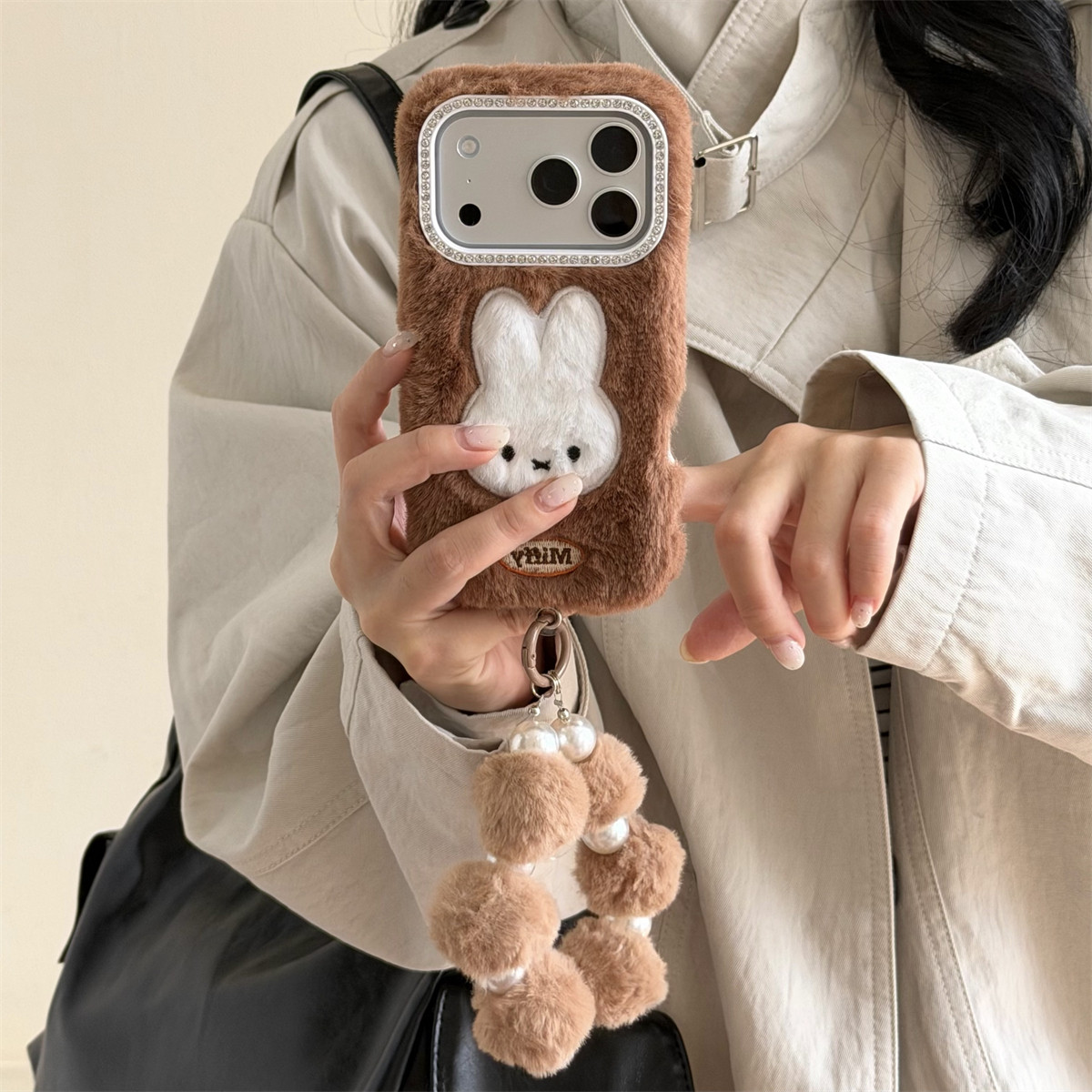 加尔 秋冬棕色毛绒闪钻镜框可爱米菲兔适用苹果17ProMax手机壳iphone15新款16pro女款13创意14pro防摔保护套