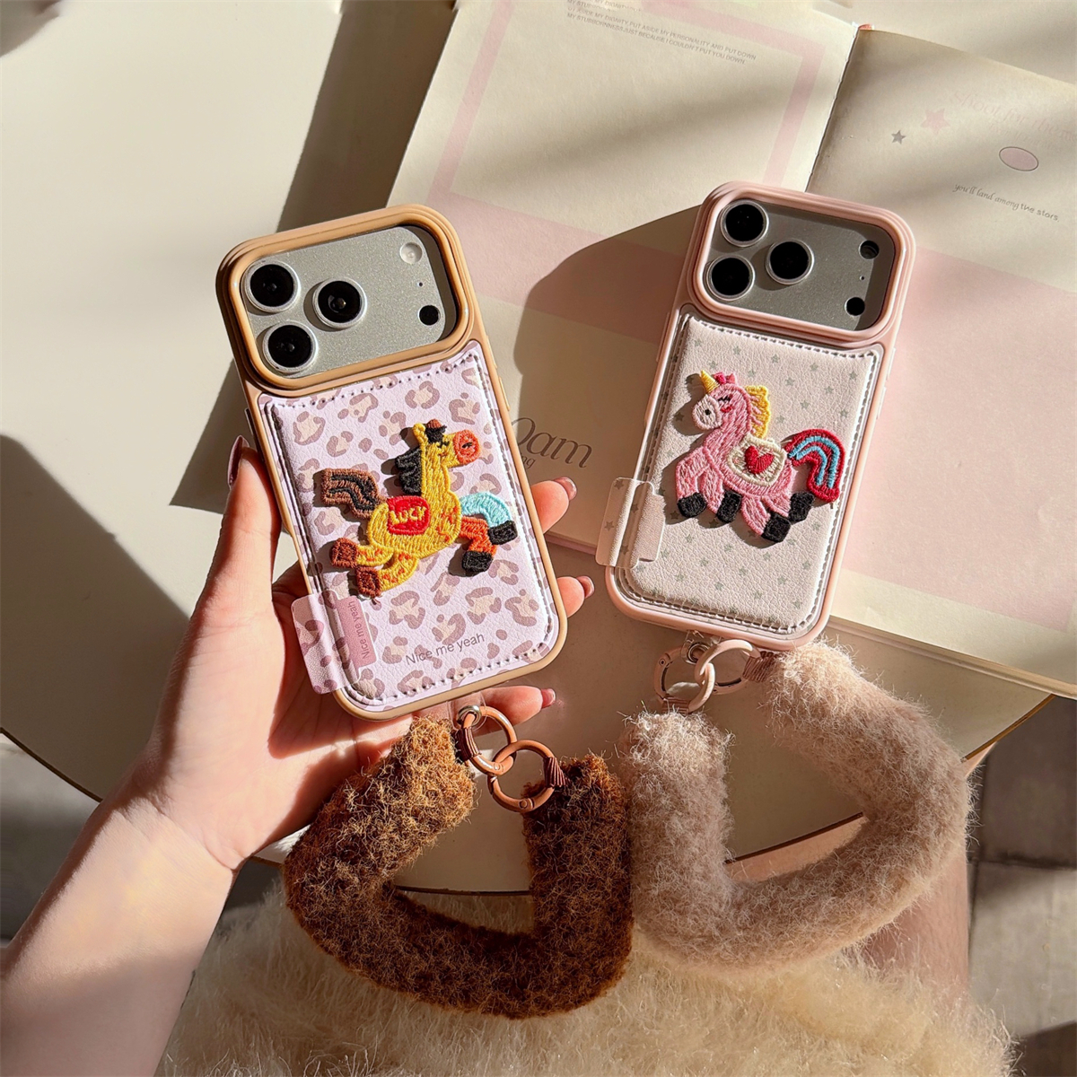 加尔 复古星星豹纹可爱刺绣爱心小马腕带绳适用苹果17ProMax手机壳iphone15新款16pro女款14pro防摔13保护套