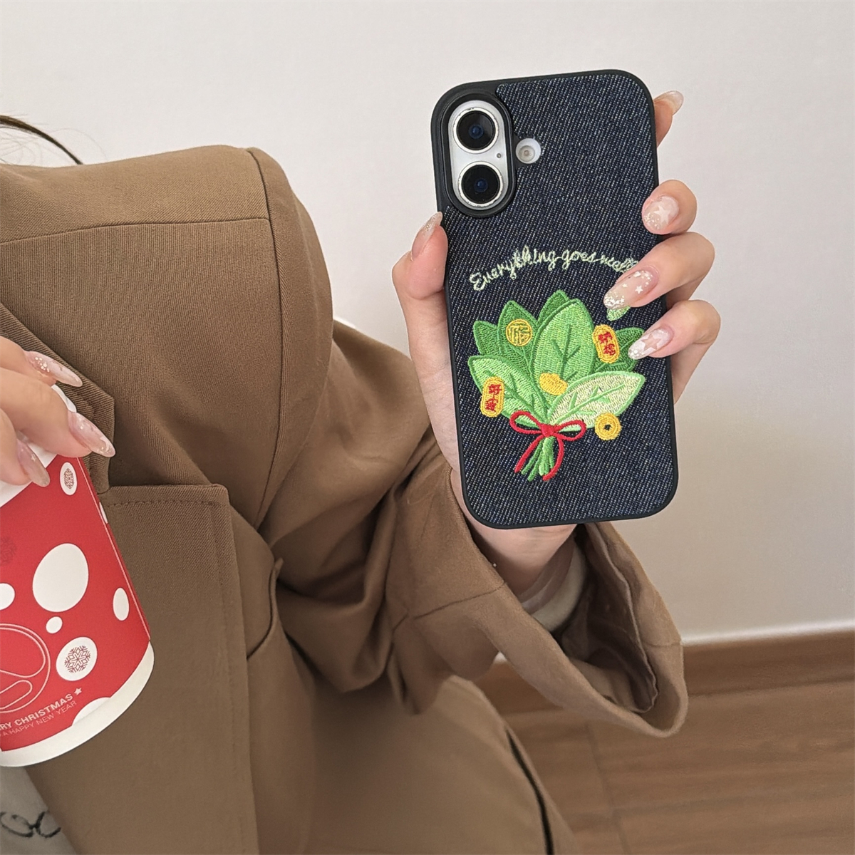 加尔 秋冬时尚风牛仔刺绣好运柚子叶适用苹果17ProMax手机壳iphone15新款16pro可爱款13创意14pro防摔保护套