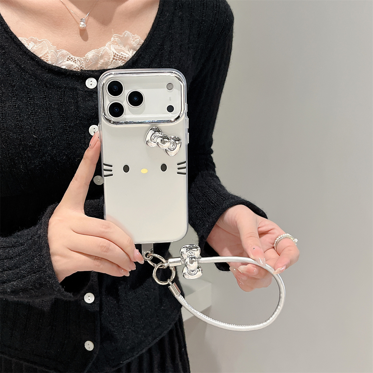 加尔 甜酷可爱立体银色蝴蝶结Kitty猫表情适用苹果17ProMax手机壳iphone15新款16pro女款14pro防摔硅胶保护套