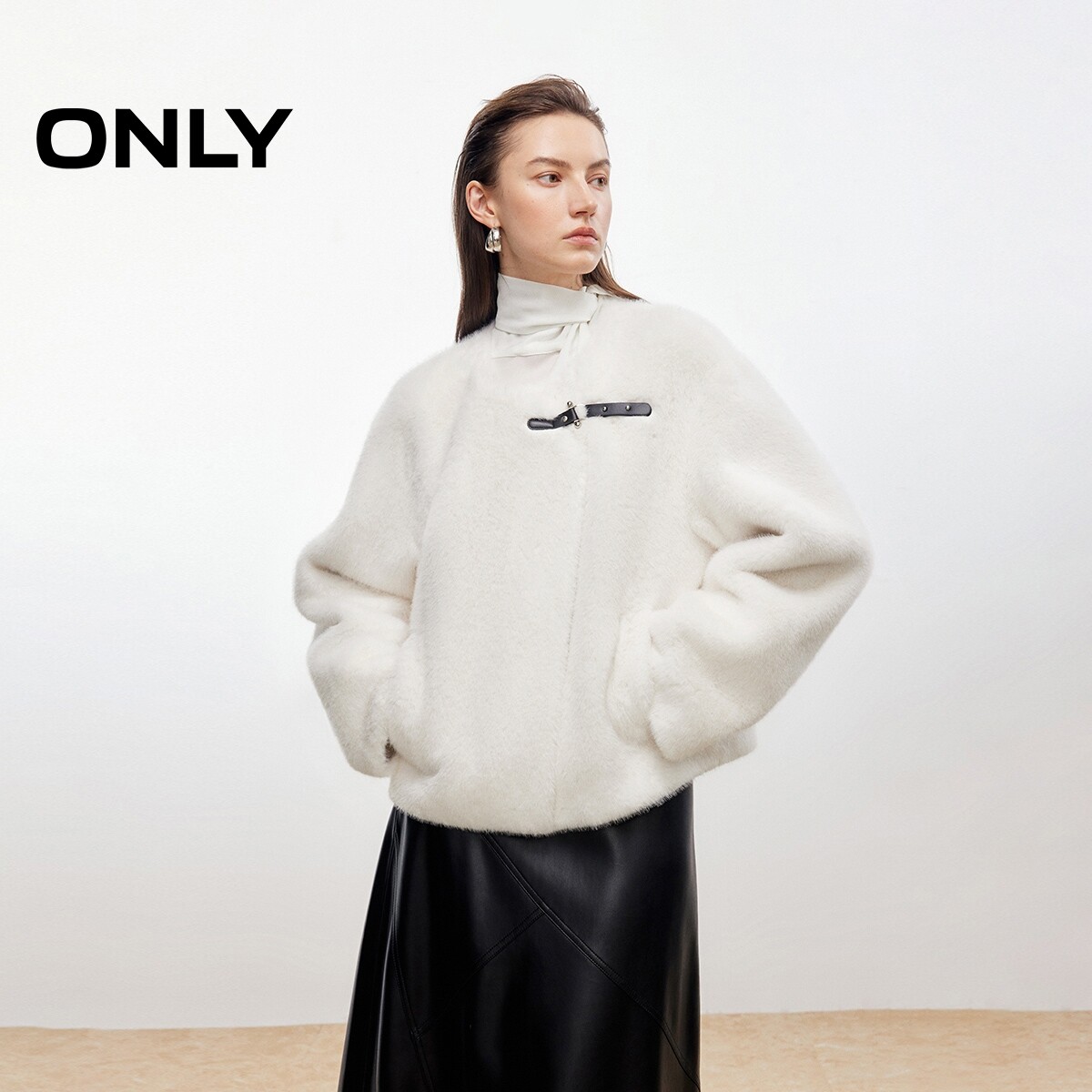 ONLY2025冬新款温柔简约斜开门襟纯色短款毛绒棉服女|125322008
