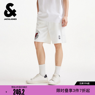 绫致【NBA联名款开拓者队】杰克琼斯男装短裤底摆双侧开衩字母