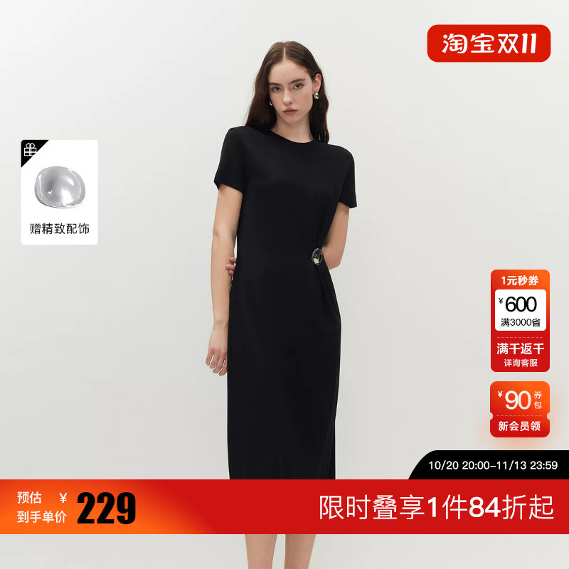 绫致ONLY2026春季新款挺阔面料腰间别针直筒版型T恤连衣裙女