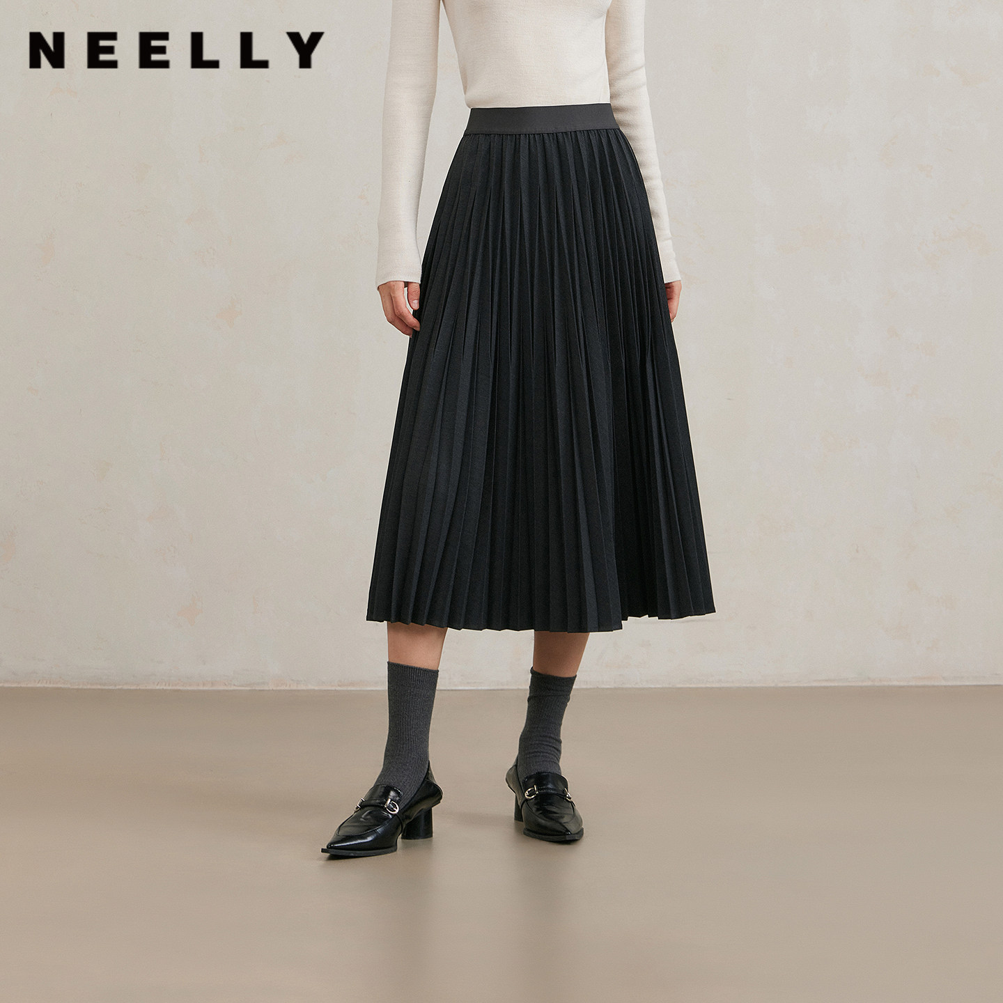 NEELLY纳俪商场同款冬季新款黑色百褶裙女A字垂感半身裙中长款